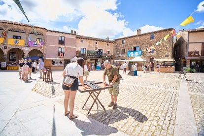 El Mercado Medieval vuelve a llenar la plaza Mayor de Medinaceli de artesanía y animación.