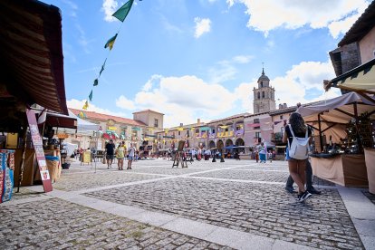 El Mercado Medieval vuelve a llenar la plaza Mayor de Medinaceli de artesanía y animación.