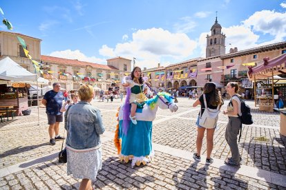 El Mercado Medieval vuelve a llenar la plaza Mayor de Medinaceli de artesanía y animación.