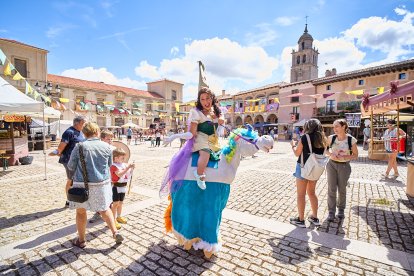 El Mercado Medieval vuelve a llenar la plaza Mayor de Medinaceli de artesanía y animación.