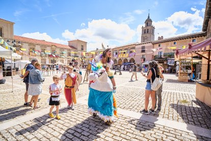 El Mercado Medieval vuelve a llenar la plaza Mayor de Medinaceli de artesanía y animación.