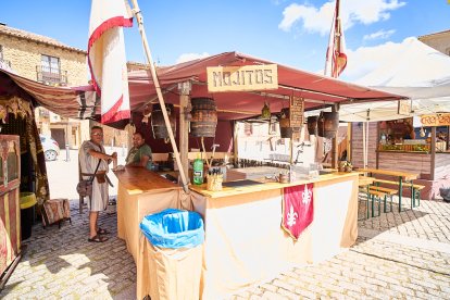 El Mercado Medieval vuelve a llenar la plaza Mayor de Medinaceli de artesanía y animación.