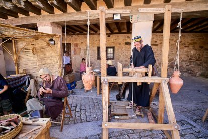 El Mercado Medieval vuelve a llenar la plaza Mayor de Medinaceli de artesanía y animación.