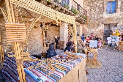 El Mercado Medieval vuelve a llenar la plaza Mayor de Medinaceli de artesanía y animación.