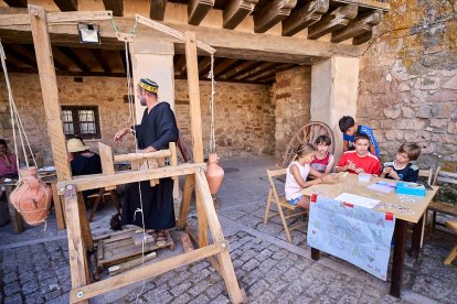 El Mercado Medieval vuelve a llenar la plaza Mayor de Medinaceli de artesanía y animación.