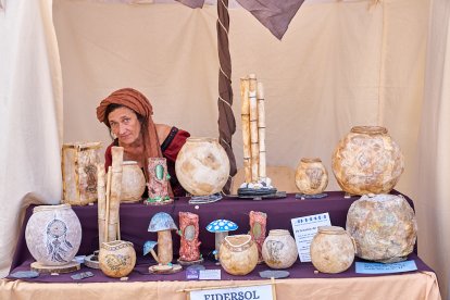 El Mercado Medieval vuelve a llenar la plaza Mayor de Medinaceli de artesanía y animación.