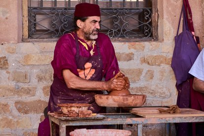 El Mercado Medieval vuelve a llenar la plaza Mayor de Medinaceli de artesanía y animación.