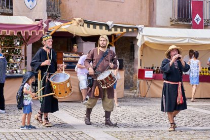 El Mercado Medieval vuelve a llenar la plaza Mayor de Medinaceli de artesanía y animación.