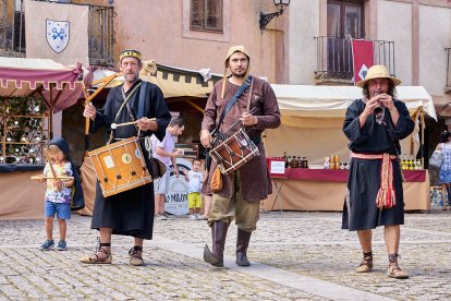 El Mercado Medieval vuelve a llenar la plaza Mayor de Medinaceli de artesanía y animación.