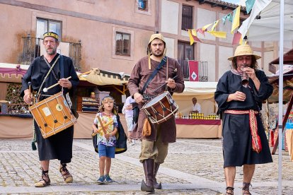 El Mercado Medieval vuelve a llenar la plaza Mayor de Medinaceli de artesanía y animación.