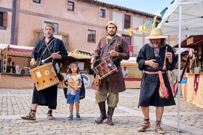 El Mercado Medieval vuelve a llenar la plaza Mayor de Medinaceli de artesanía y animación.