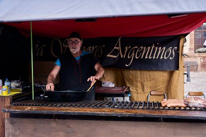 El Mercado Medieval vuelve a llenar la plaza Mayor de Medinaceli de artesanía y animación.