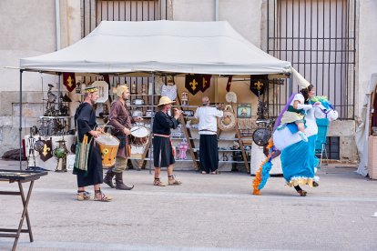 El Mercado Medieval vuelve a llenar la plaza Mayor de Medinaceli de artesanía y animación.