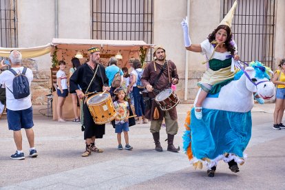 El Mercado Medieval vuelve a llenar la plaza Mayor de Medinaceli de artesanía y animación.