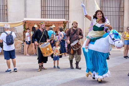 El Mercado Medieval vuelve a llenar la plaza Mayor de Medinaceli de artesanía y animación.