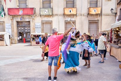 El Mercado Medieval vuelve a llenar la plaza Mayor de Medinaceli de artesanía y animación.