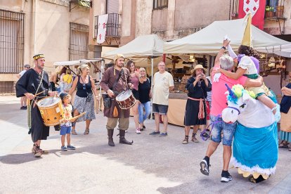 El Mercado Medieval vuelve a llenar la plaza Mayor de Medinaceli de artesanía y animación.