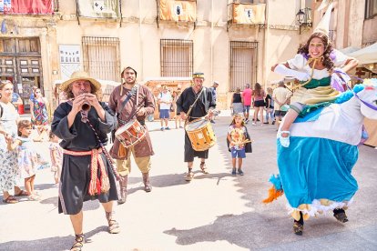 El Mercado Medieval vuelve a llenar la plaza Mayor de Medinaceli de artesanía y animación.