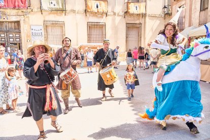 El Mercado Medieval vuelve a llenar la plaza Mayor de Medinaceli de artesanía y animación.