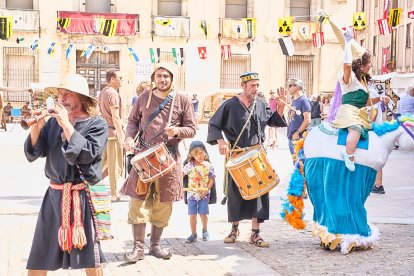 El Mercado Medieval vuelve a llenar la plaza Mayor de Medinaceli de artesanía y animación.