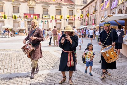 El Mercado Medieval vuelve a llenar la plaza Mayor de Medinaceli de artesanía y animación.