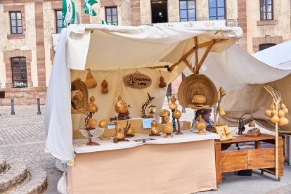 El Mercado Medieval vuelve a llenar la plaza Mayor de Medinaceli de artesanía y animación.