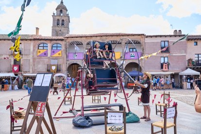 El Mercado Medieval vuelve a llenar la plaza Mayor de Medinaceli de artesanía y animación.