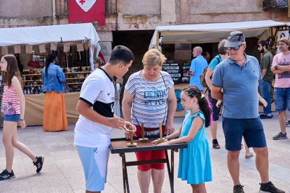 El Mercado Medieval vuelve a llenar la plaza Mayor de Medinaceli de artesanía y animación.