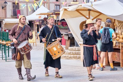 El Mercado Medieval vuelve a llenar la plaza Mayor de Medinaceli de artesanía y animación.