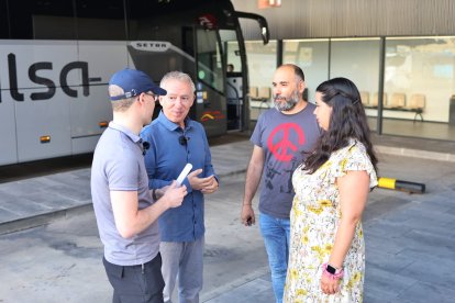 Representantes de Soria Ya en las dársenas de la estación de autobuses.