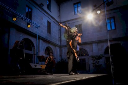 Soria Clásica lleva la música de Gardel al Claustro del IES Machado