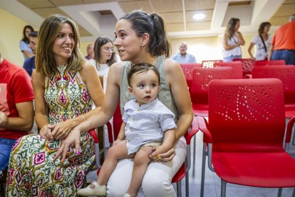 Un entrañable acto para celebrar las buenas cifras de natalidad en el pueblo