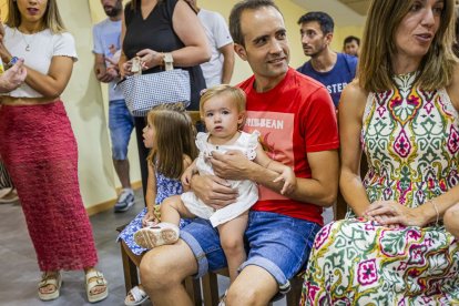 Un entrañable acto para celebrar las buenas cifras de natalidad en el pueblo