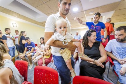 Un entrañable acto para celebrar las buenas cifras de natalidad en el pueblo