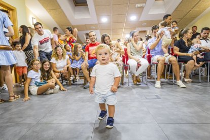 Un entrañable acto para celebrar las buenas cifras de natalidad en el pueblo