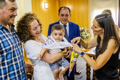 Un entrañable acto para celebrar las buenas cifras de natalidad en el pueblo