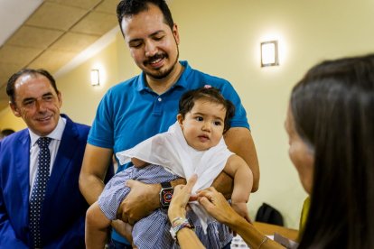 Un entrañable acto para celebrar las buenas cifras de natalidad en el pueblo