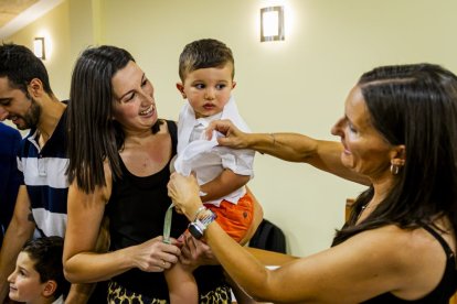 Un entrañable acto para celebrar las buenas cifras de natalidad en el pueblo