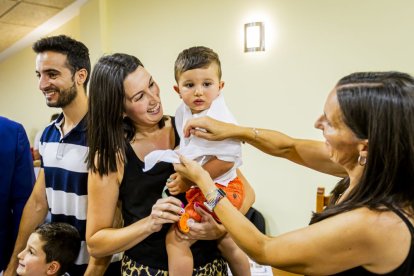 Un entrañable acto para celebrar las buenas cifras de natalidad en el pueblo