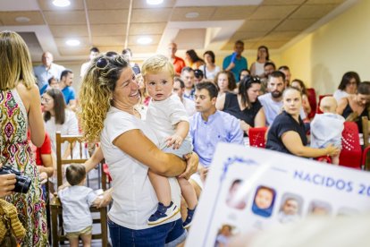 Un entrañable acto para celebrar las buenas cifras de natalidad en el pueblo