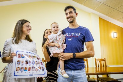 Un entrañable acto para celebrar las buenas cifras de natalidad en el pueblo