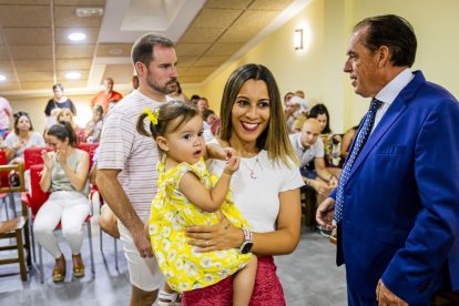 Un entrañable acto para celebrar las buenas cifras de natalidad en el pueblo