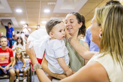 Un entrañable acto para celebrar las buenas cifras de natalidad en el pueblo