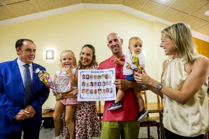 Un entrañable acto para celebrar las buenas cifras de natalidad en el pueblo