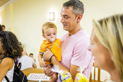 Un entrañable acto para celebrar las buenas cifras de natalidad en el pueblo