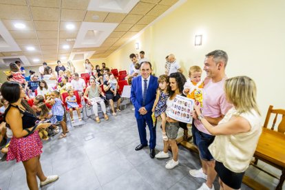 Un entrañable acto para celebrar las buenas cifras de natalidad en el pueblo