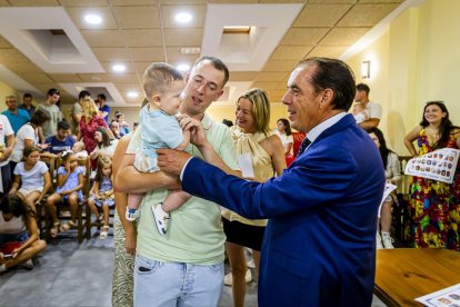 Un entrañable acto para celebrar las buenas cifras de natalidad en el pueblo