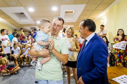 Un entrañable acto para celebrar las buenas cifras de natalidad en el pueblo