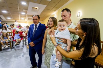 Un entrañable acto para celebrar las buenas cifras de natalidad en el pueblo