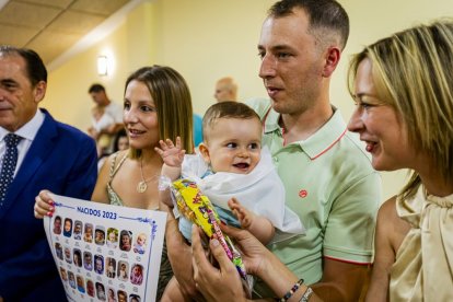 Un entrañable acto para celebrar las buenas cifras de natalidad en el pueblo